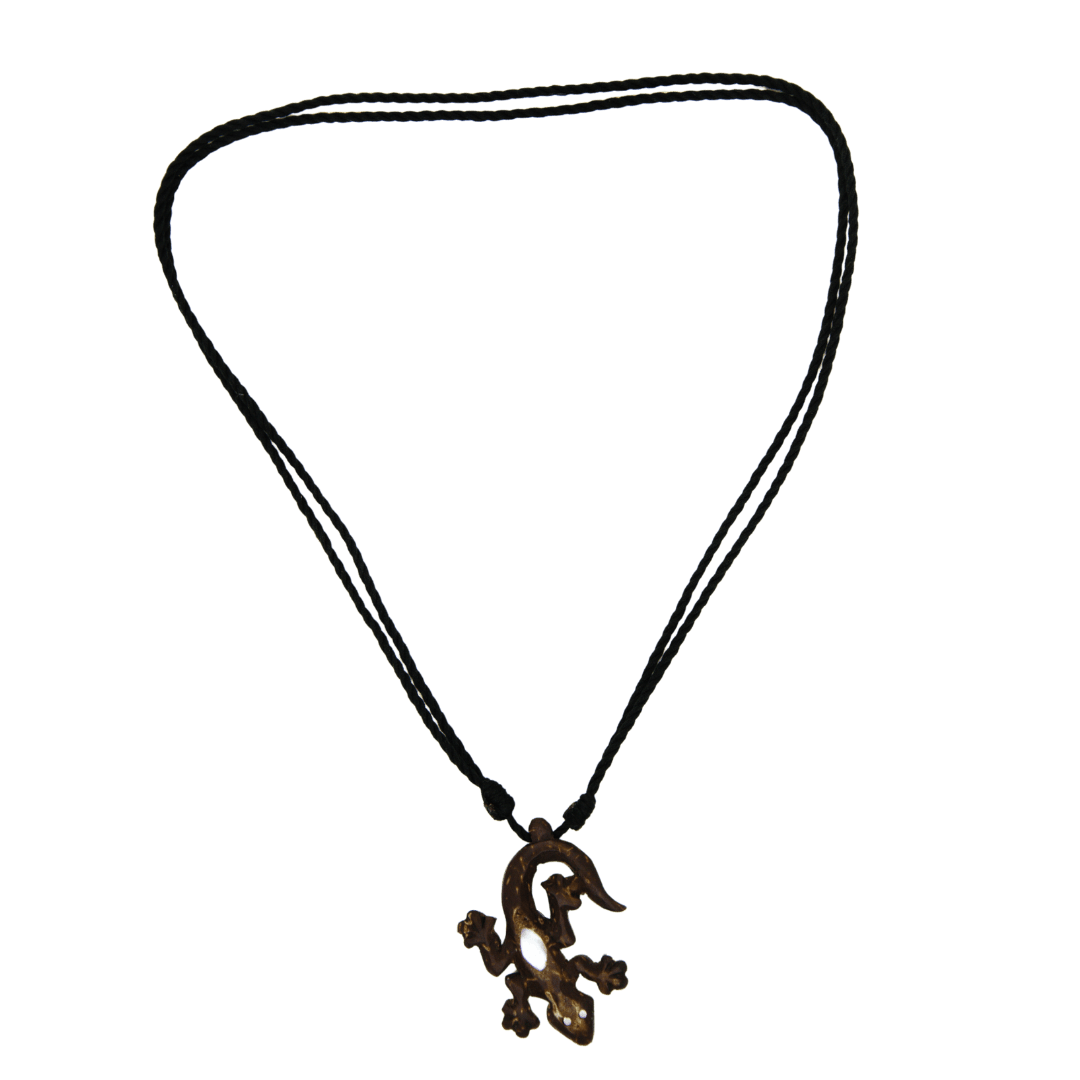 Hier ist die Kette mit Tieranhänger gezeigt mit Permut. Die Eidechse hat einen hellen Rücken und Augen. Die Kette selbst ist aus brauen Stoff