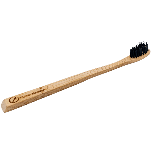 Hier siht man die ganze Zahnbürste. Unten an dem Bambusstiehl ist Planet Bamboo eingraviert. Die Borsten sind Schwarz