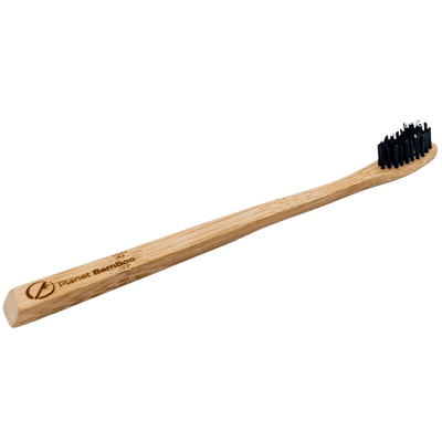 Hier siht man die ganze Zahnbürste. Unten an dem Bambusstiehl ist Planet Bamboo eingraviert. Die Borsten sind Schwarz