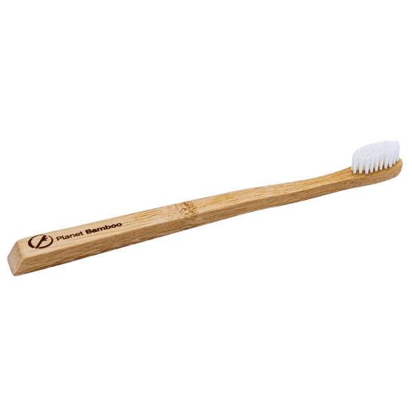 Hier ist die Zahnbürste zusehen. Man sieht sehr gut den Bambusgriff. In diesem ist nochmal Planet Bamboo eingraviert.