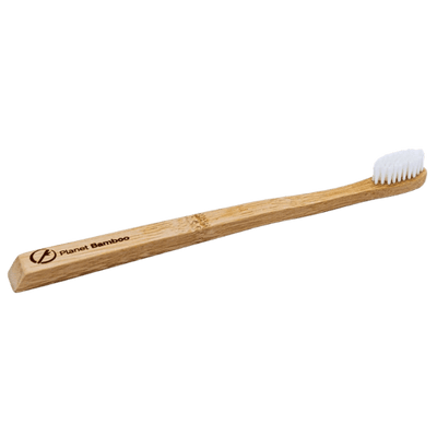 Hier ist die Zahnbürste zusehen. Man sieht sehr gut den Bambusgriff. In diesem ist nochmal Planet Bamboo eingraviert.