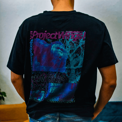Rücken eines Mannes im baluen Urban T-Shirt