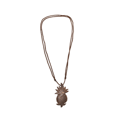 Hier ist die Funky Kette zusehen. Markant ist der Ananasanänger in einem dunklen braun. Die Kette an sich ist aus Stoff und im gleichen Farbton.