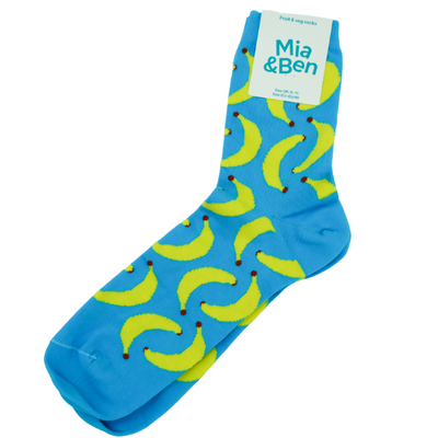 Vollbild der blauen Socken mit Bananenmuster. Oben an der Socke ist ein Schild auf der das Logo von Ben&Anna ist.