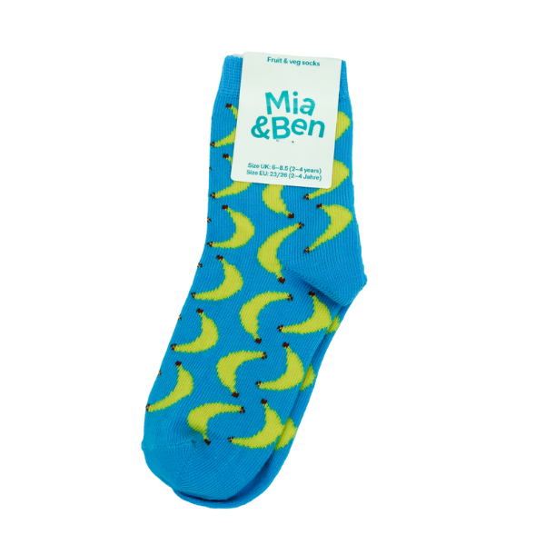 Vollbild der blauen Kindersocken mit Bananenmuster. Oben an der Socke ist ein Schild auf der das Logo von Ben&Anna ist.
