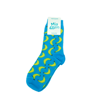 Vollbild der blauen Socken mit Bananenmuster. Oben an der Socke ist ein Schild auf der das Logo von Ben&Anna ist.