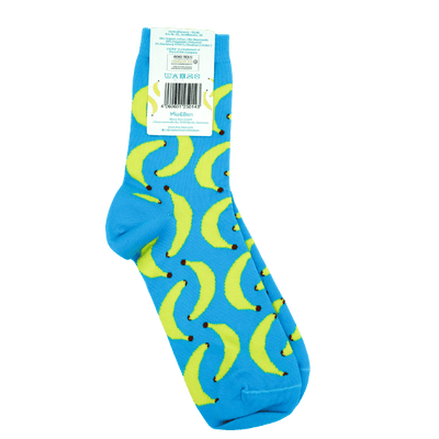 Vollbild der blauen Socken mit Bananenmuster. Oben an der Socke ist ein Schild auf der ein Barcode, sowie allgemeine Infos über die Socken. 