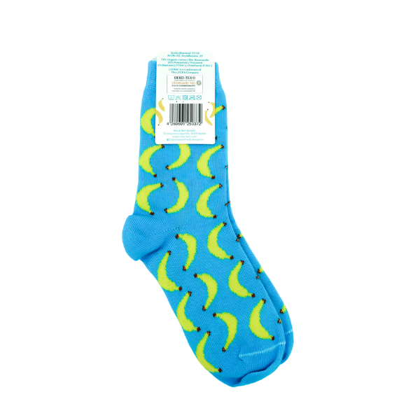 Vollbild der blauen Socken mit Bananenmuster. Oben an der Socke ist ein Schild auf der ein Barcode, sowie allgemeine Infos über die Socken.