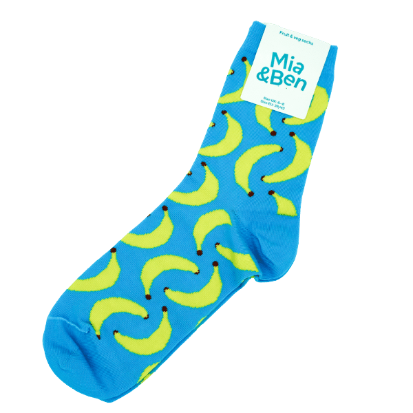 Vollbild der blauen Socken mit Bananenmuster. Oben an der Socke ist ein Schild auf der das Logo von Ben&Anna ist.