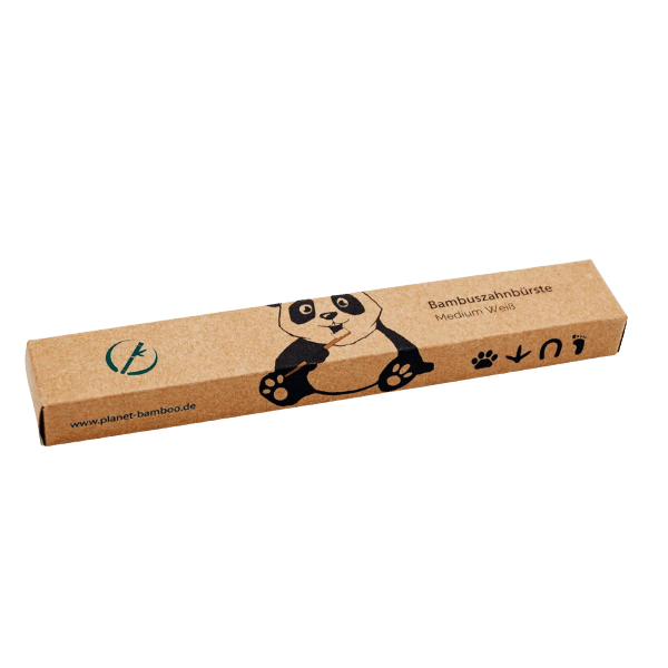 Zu sehen ist die braune Verpackung von der Zahnbürste. Darauf gedruckt ist ein großer Panda und rechts daneben ist Bambuszahnbürste geschrieben 