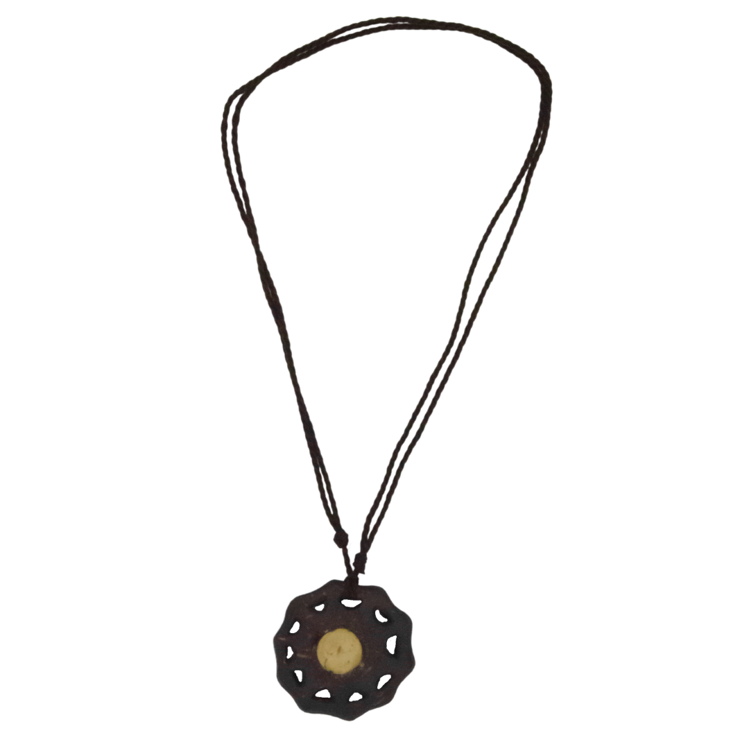 Hier ist eine noch etwas dunklere Kette mit Sonnenanhänger zusehen. Sie ist von Natur aus schon eher in Richtung schwarz als braun.