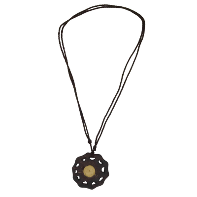 Hier ist eine noch etwas dunklere Kette mit Sonnenanhänger zusehen. Sie ist von Natur aus schon eher in Richtung schwarz als braun.